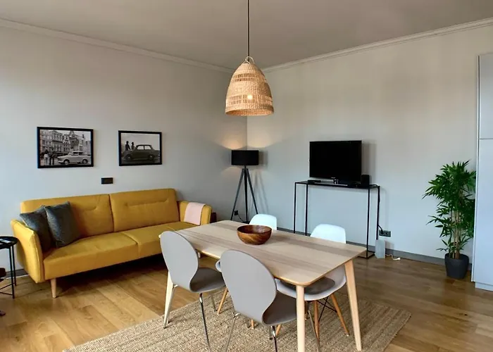 Cosy And Modern In Vibrant West