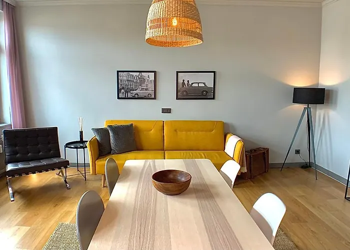 Cosy And Modern In Vibrant West